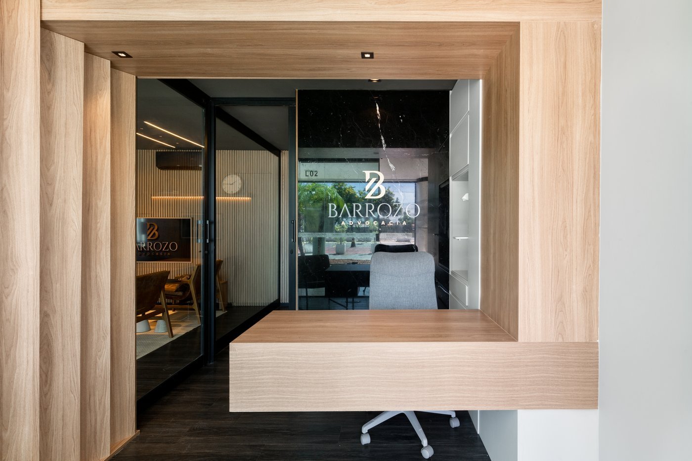 Recepção do escritório com a marca Barrozo Advocacia na porta de vidro